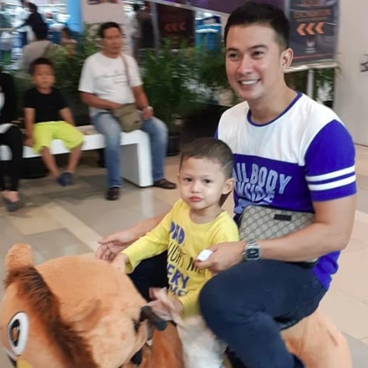 <p>Ayah menemani jagoan cilik naik hewan mainan seperti ini? Nggak masalah. Yang pentig si kecil happy, he-he-he. (Foto: Instagram @mandala_abadi_shoji)  </p>
