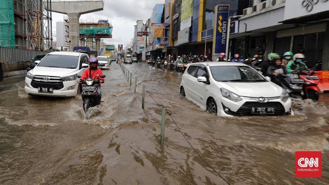 Pemerintah melakukan persiapan memasuki musim hujan. Banjir diidentifikasi minimal tinggi air satu meter dan ada pengungsi.