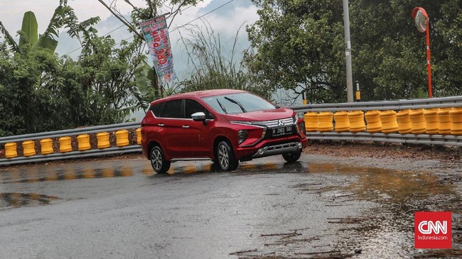 Pakar otomotif memberikan tips mengendarai mobil di tanjakan usai viral video Mitsubishi Xpander gagal merangkak di tanjakan dari posisi diam.