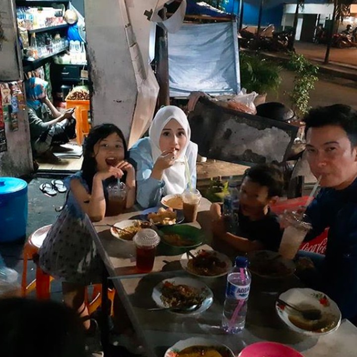 <p>Bagi Mandala, makan bareng seperti ini bisa jadi quality time bersama anak dan istri tercinta. (Foto: Instagram @mandala_abadi_shoji)  </p>
