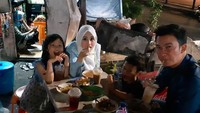 <p>Bagi Mandala, makan bareng seperti ini bisa jadi quality time bersama anak dan istri tercinta. (Foto: Instagram @mandala_abadi_shoji)  </p>