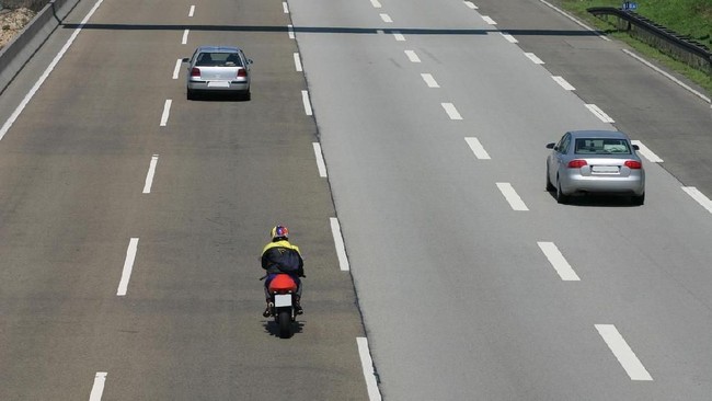Polisi menyambut baik wacana motor diperbolehkan masuk jalan tol dengan catatan ada penambahan lajur khusus kendaraan roda dua.