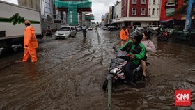 Banjir di Jaktim, Jalan Dewi Sartika Arah Kalibata Macet