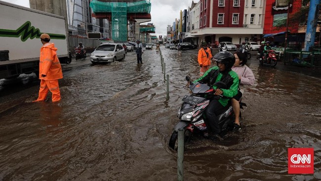 Hujan deras yang mengguyur Bogor pada Kamis (25/4) malam membuat sungai Ciliwung meluap dan membuat kemacetan di Jalan Dewi Sartika Jaktim karena banjir.