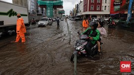 Banjir di Jaktim, Jalan Dewi Sartika Arah Kalibata Macet