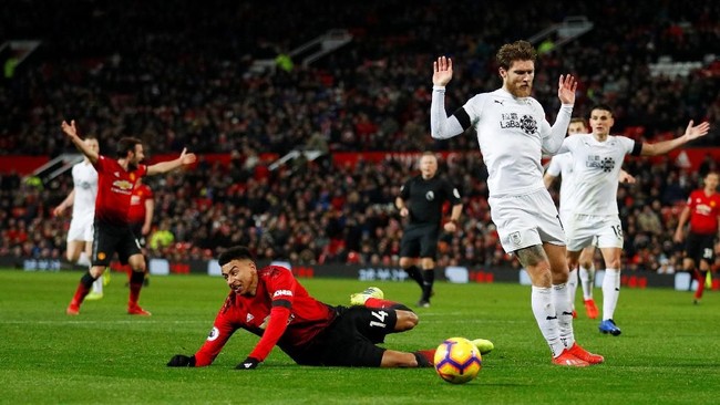 Manchester United harus puas bermain imbang lawan Burnley dalam laga Liga Inggris. Berikut fakta menarik dari laga tersebut.