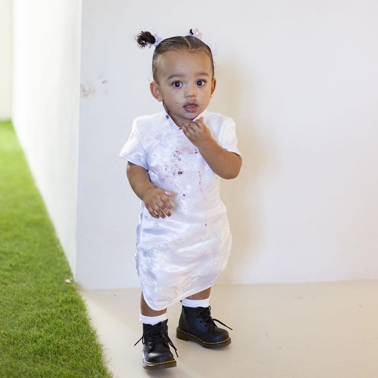 Anak ketiga Kim Kardashian, Chicago West, merayakan ulang tahunnya yang pertama. Tak melulu mewah, perayaan ultah Chicago mengusung tema Alice & Wonderland.