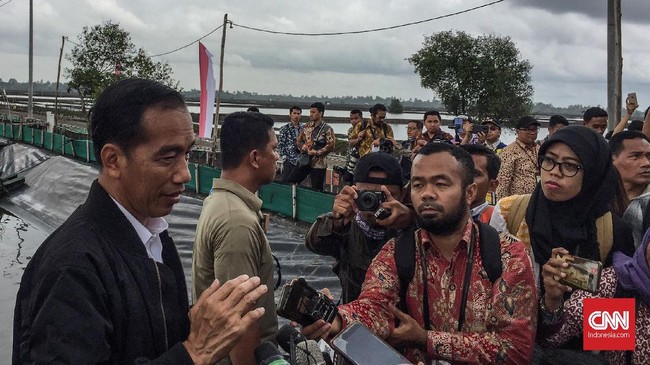 Jokowi curhat sulitnya membuat kebijakan yang seimbang. Contohnya, kenaikan harga gabah yang buat petani senang, masyarakat meradang.