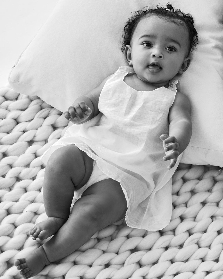 Anak ketiga Kim Kardashian, Chicago West, merayakan ulang tahunnya yang pertama. Tak melulu mewah, perayaan ultah Chicago mengusung tema Alice & Wonderland.