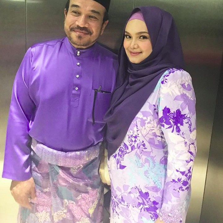 <p>Serasi sekali Siti Nurhaliza dan suami dalam balutan busana bernuansa ungu ini. (Foto: Instagram: @ctdk)</p>