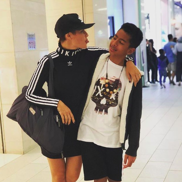 <p>Bersama Keenan yang kini tinggi badannya hampir sama dengan Rima Melati. Keenan merupakan anak Marcell dengan Dewi Lestari. Namun, kedekatan keduanya sudah seperti teman saja ya, Bun? (Foto: Instagram @rimamelati)</p>