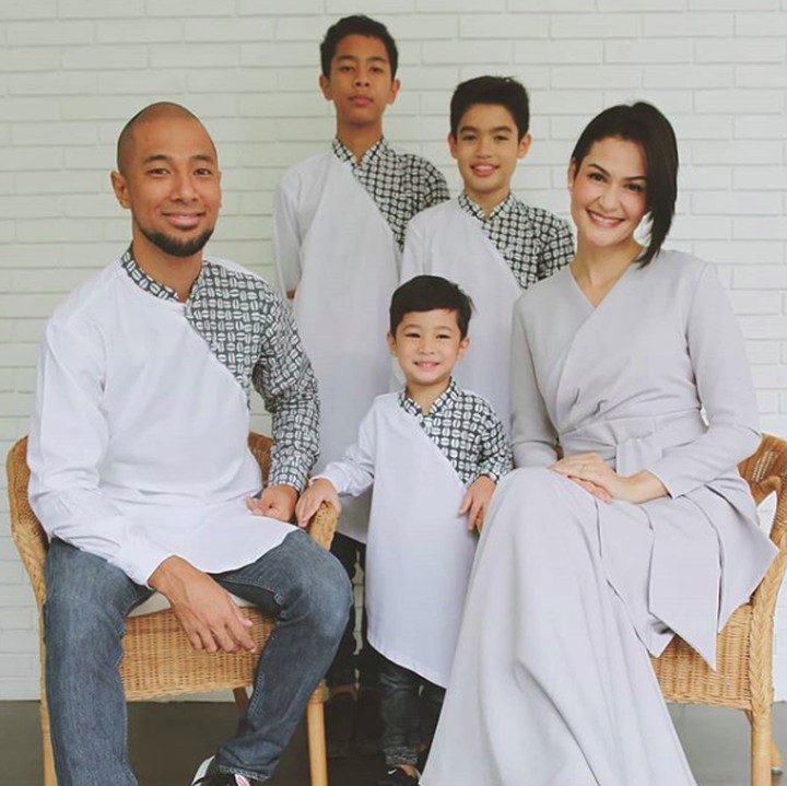 <p>Kebahagian <a href="https://hot.detik.com/screenshoot-movie/d-4390475/rima-melati-adams-si-hantu-cantik" target="_blank">Rima Melati Adams</a> dan Marcell Siahaan kian lengkap dengan kehadiran tiga jagoan. Keenan Avalokita, Edga Ian Cook dan Seth Ananda. (Foto: Instagram @rimamelati)</p>