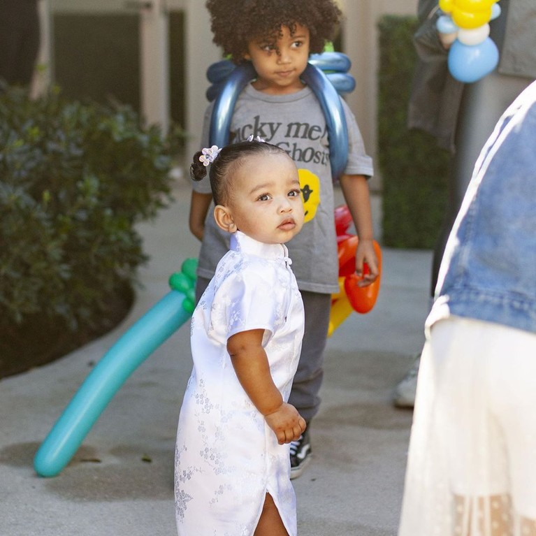 Anak ketiga Kim Kardashian, Chicago West, merayakan ulang tahunnya yang pertama. Tak melulu mewah, perayaan ultah Chicago mengusung tema Alice & Wonderland.