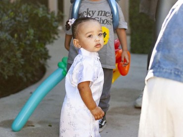 Gemasnya Ulang Tahun Pertama Anak Kim Kardashian, Chicago