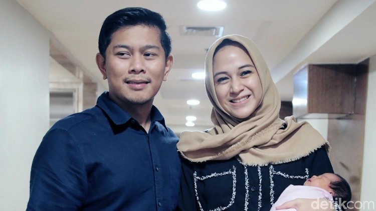 Air ketuban habis karena rembes Beberapa Bunda seleb pernah mengalami masalah air ketuban, bahkan harus menjalani persalinan lebih cepat.