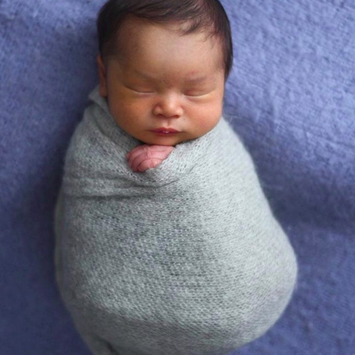 <p>"Hei kepompongnya papa," tulis Sammy. Lucu banget ya kalau anak dipotret dengan gaya seperti ini. Mau juga nggak, Bun? He-he-he. (Foto: Instagram @sammysimorangkir)</p>