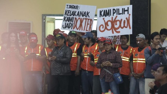 Juru parkir di Semarang kesal pada Prabowo yang pernah menyebut penghasilan dokter lebih kecil dari tukang parkir, padahal bagi mereka tidak demikian.