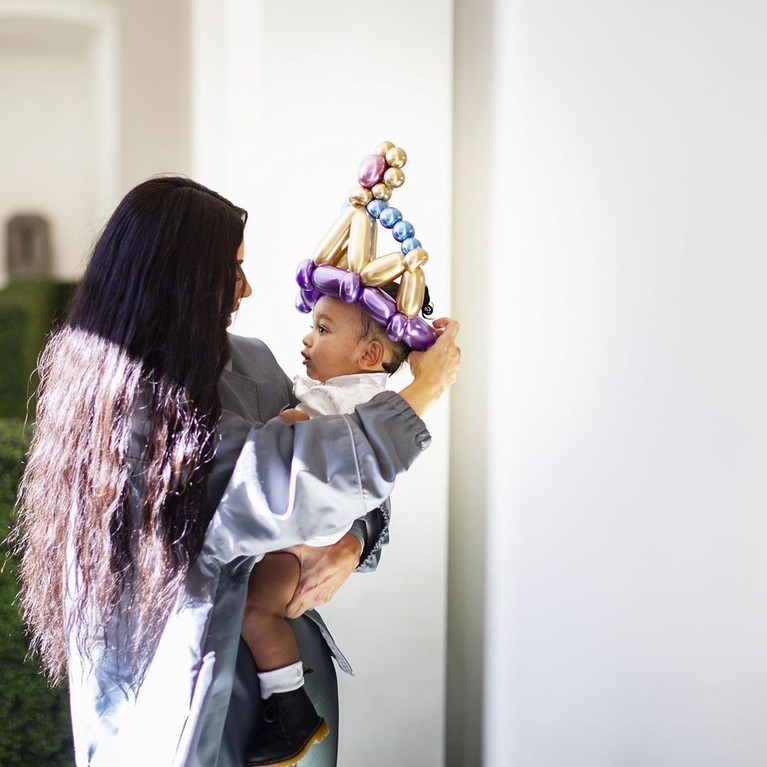 Anak ketiga Kim Kardashian, Chicago West, merayakan ulang tahunnya yang pertama. Tak melulu mewah, perayaan ultah Chicago mengusung tema Alice & Wonderland.