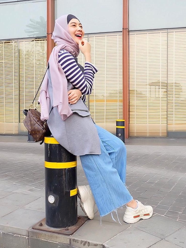 Masuki 27 Tahun, Intip 6 Pesona Indah Dewi Pertiwi Rabu (30/1), penyanyi cantik, Indah Dewi Pertiwi, memasuki usia ke 27 tahun. Berikut Insertlive rangkum enam pesona dari perempuan yang akrab disapa IDP itu.