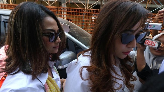 PN Surabaya menghadirkan saksi sidang mulai dari Vanessa Angel, Avriellia Shaqqila, penyidik Polda Jatim, dan penyewa jasa prostitusi Rian Subroto.