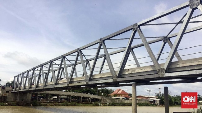 Spanduk ucapan terima kasih dipasang oleh warga Muara Gembong sebagai apresiasi kepada Jokowi yang telah membangun jembatan tersebut.