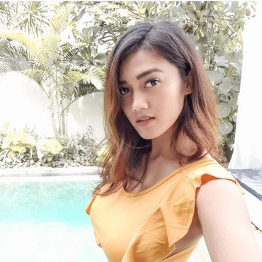 Jess Amalia Seksi Berbikini: Bumi itu Datar, yang Bulet Itu...