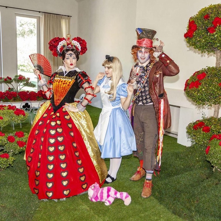 Gemasnya Ulang Tahun Pertama Anak Kim Kardashian, Chicago Anak ketiga Kim Kardashian, Chicago West, merayakan ulang tahunnya yang pertama. Tak melulu mewah, perayaan ultah Chicago mengusung tema Alice & Wonderland.