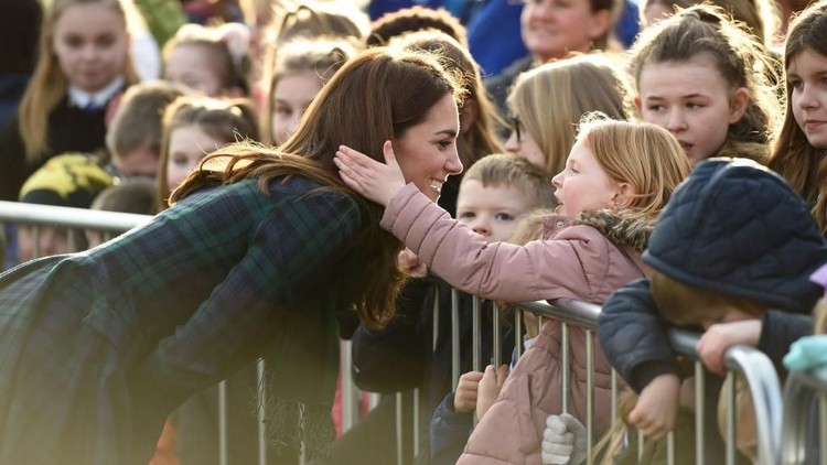 Sepertinya Kate Middleton punya fans cilik yang tertarik untuk membelai rambut indahnya. Hi-hi.