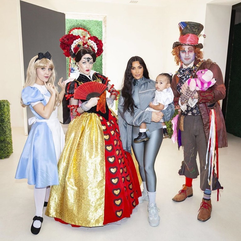 Anak ketiga Kim Kardashian, Chicago West, merayakan ulang tahunnya yang pertama. Tak melulu mewah, perayaan ultah Chicago mengusung tema Alice & Wonderland.