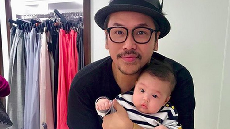 Tiap ayah punya cerita sendiri soal mengurus anak, termasuk masalah ganti popok. Begitu pula dengan Sammy Simorangkir.