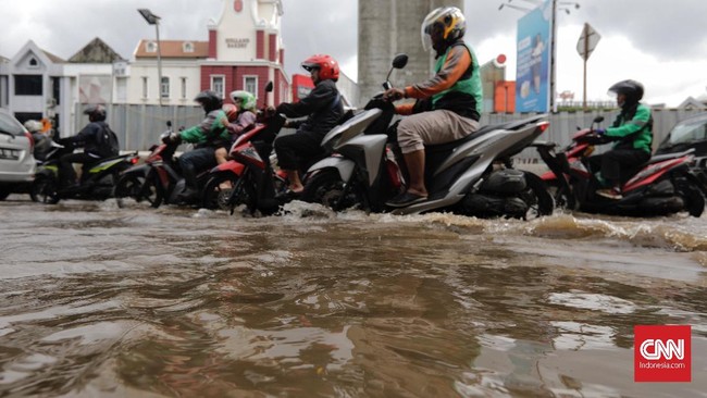 Banjir menggenangi beberapa kawasan seperti Jelambar, Kedoya, Ancol, Pluit, Angke, dan Tomang