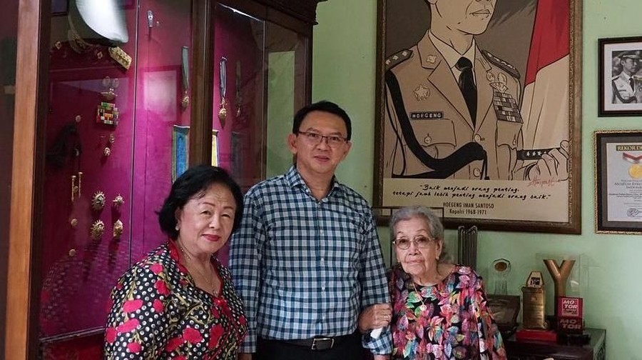 Datang mengunjungi keluarga Hoegeng, Ahok mendapatkan sebuah hadiah istimewa berupa lukisan besar yang merupakan karya Hoegeng Imam Santoso.