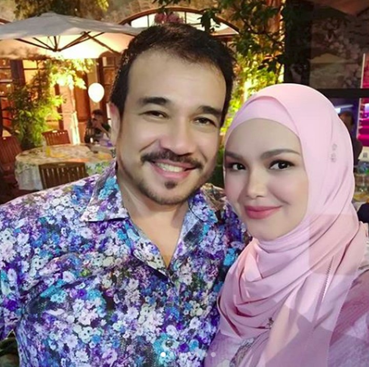 <p>Siti Nurhaliza menikah dengan Datuk Seri Khalid Mohamad Jiwa, atau kerap disapa Datuk K, pada 21 Agustus 2006. (Foto: Instagram: @ctdk)  </p>