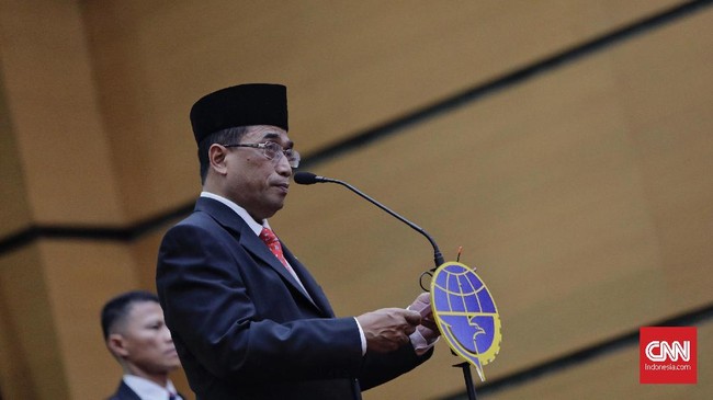 Menteri Perhubungan Budi Karya Sumadi saat melantik pejabat baru Kepala Basarnas Marsekal Madya Bagus Puruhito. Jakarta, Rabu, 29 Januari 2019.