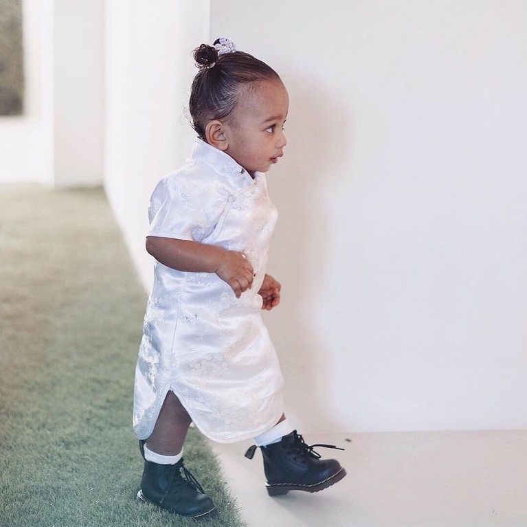 Anak ketiga Kim Kardashian, Chicago West, merayakan ulang tahunnya yang pertama. Tak melulu mewah, perayaan ultah Chicago mengusung tema Alice & Wonderland.