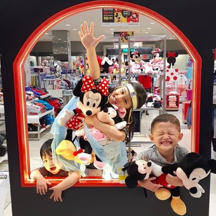 <p>Senyum menggemaskan Kakak Zara dan sang adik saat main bareng Mickey dan Minnie Mouse. (Foto: Instagram @mandala_abadi_shoji)  </p>