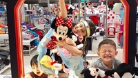 <p>Senyum menggemaskan Kakak Zara dan sang adik saat main bareng Mickey dan Minnie Mouse. (Foto: Instagram @mandala_abadi_shoji)  </p>