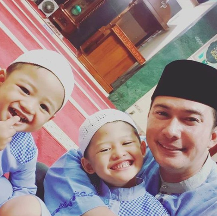 <p>Yuk, Nak, kita salat berjamaah dulu. (Foto: Instagram @mandala_abadi_shoji)  </p>
