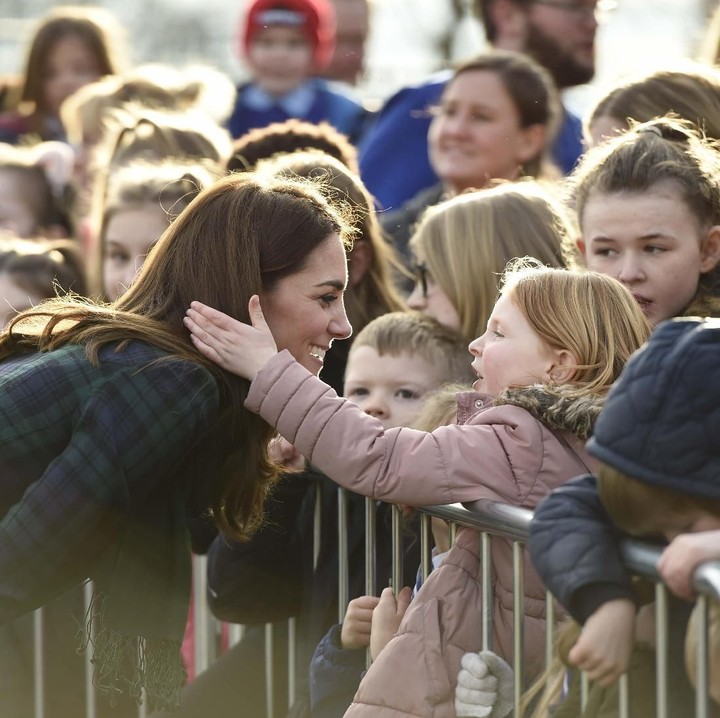 <p>Saat seorang anak membelai rambutnya, Kate Middleton meresponsnya dengan senyum sumringah. Adem banget ya melihatnya, Bun.</p>