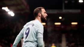 Chelsea Dibantai, Higuain Tampil Buruk
