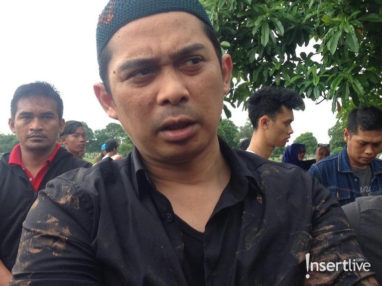 Meninggal Dunia, Berikut Prosesi Pemakaman Saphira Indah Meninggal di usia 32 tahun, Saphira Indah menggoreskan duka bagi rekan-rekan terdekatnya. Berikut kumpulan foto prosesi pemakaman pemain Eiffel I'm In Love itu.