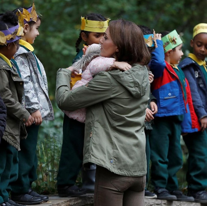 <p>Pelukan hangat Kate Middleton untuk seorang bocah yang bikin melting. </p>