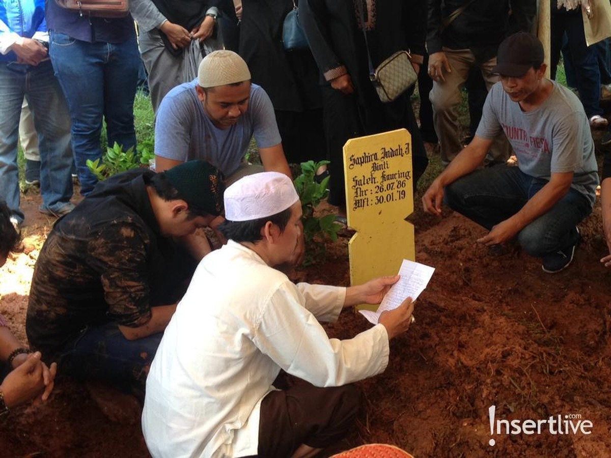 Meninggal di usia 32 tahun&comma; Saphira Indah menggoreskan duka bagi rekan-rekan terdekatnya&period; Berikut kumpulan foto prosesi pemakaman pemain Eiffel I'm In Love itu&period;