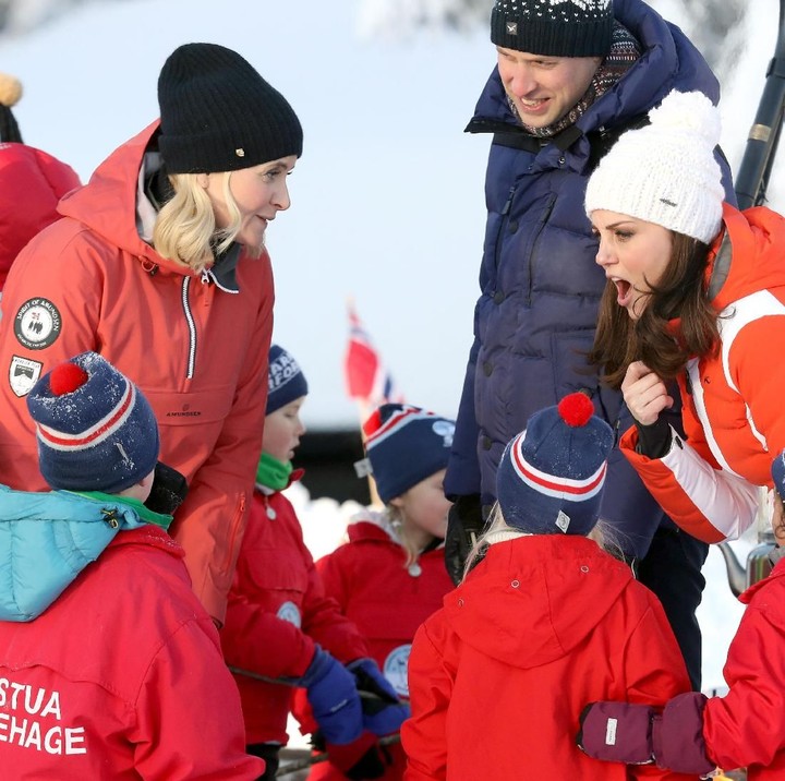 <p>Wah, Kate sedang memberi semangat anak-anak saat main ski. Sukses ya, Nak!</p>
