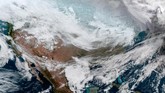 FOTO: Amerika Serikat Menggigil Diterpa Musim Dingin Ekstrem Udara dingin ekstrem dengan suhu mencapai lebih dari -30 derajat Celcius melanda bagian barat AS, menghambat kegiatan hingga bisnis.