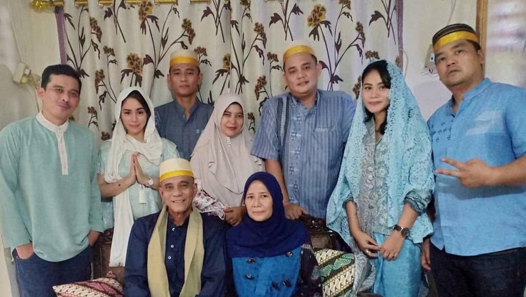 Artis cantik, Saphira Indah, mengembuskan napas dalam usia 32 tahun. Pemain film Eiffel I'm in Love ini meninggal saat mengandung enam bulan anak keduanya.