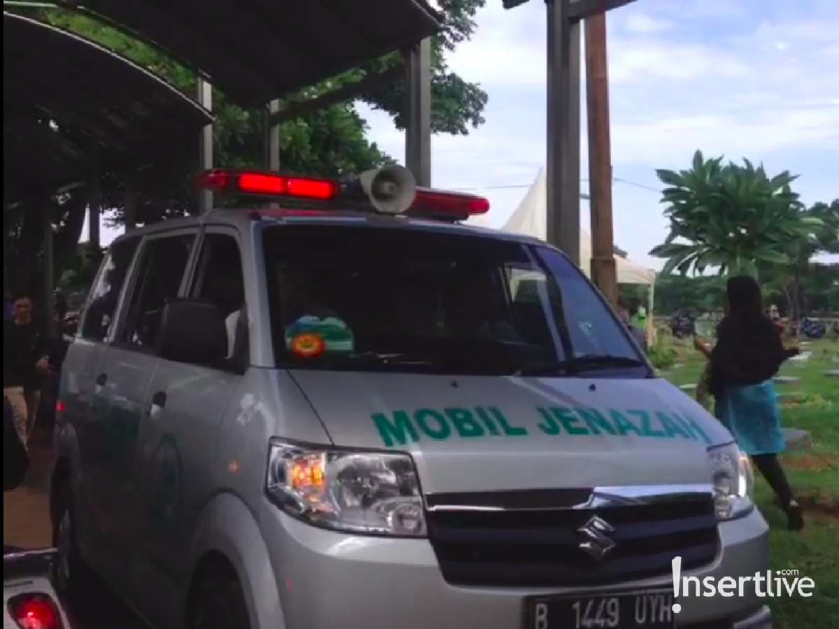 Meninggal di usia 32 tahun&comma; Saphira Indah menggoreskan duka bagi rekan-rekan terdekatnya&period; Berikut kumpulan foto prosesi pemakaman pemain Eiffel I'm In Love itu&period;