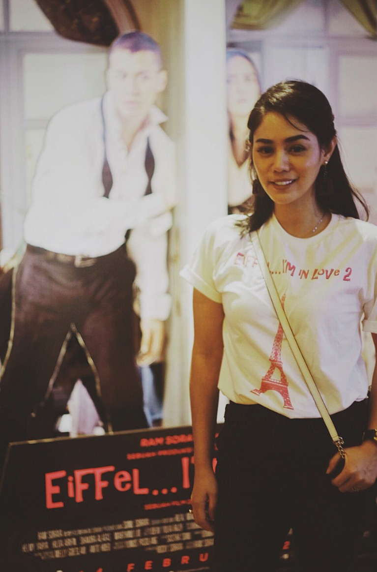 Mengenang Saphira Indah, Artis Cantik Meninggal Saat Hamil Artis cantik, Saphira Indah, mengembuskan napas dalam usia 32 tahun. Pemain film Eiffel I'm in Love ini meninggal saat mengandung enam bulan anak keduanya.