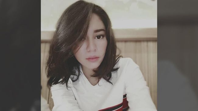 Sejumlah pemain film 'Eiffel...I'm in Love' mengungkapkan duka dan kenangan terakhir mereka bersama 'Uni' Saphira Indah yang meninggal Rabu (30/1).