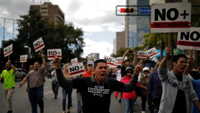 Pemimpin oposisi Juan Guaido mengklaim militer Venezuela mendukung Presiden Maduro mundur.